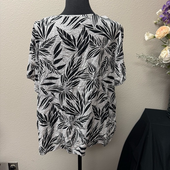 Como Blu 1X Black White Tropical Leaf Print Blouse V Neck Casual Summer Top - Picture 4 of 9